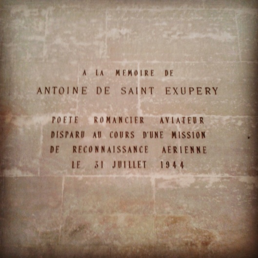 Targa commemorativa al Pantheon: "In memoria di Antoine de Saint Exupéry,  poeta, romanziere e aviatore  scomparso nel corso di una missione  di ricognizione aerea  il 31 luglio 1944".